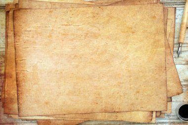 eski kağıt kalem ve mürekkep ile kahverengi ahşap doku üzerinde.