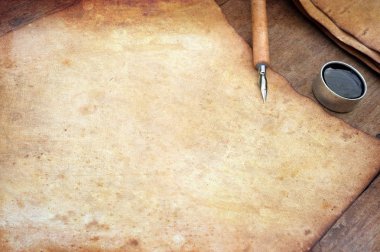 eski kağıt kalem ve mürekkep ile kahverengi ahşap doku üzerinde.