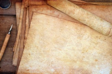 eski kağıt kalem ve mürekkep ile kahverengi ahşap doku üzerinde.