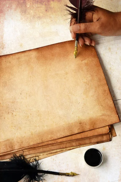 Eski Kağıt Üzerinde Tüy Mürekkep Ile Kahverengi Ahşap Doku — Stok fotoğraf
