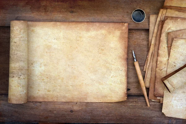 eski kağıt kalem ve mürekkep ile kahverengi ahşap doku üzerinde.