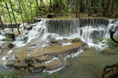 Tayland ormanlarında taşlı güzel bir şelale.