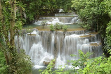 Tayland ormanlarında taşlı güzel bir şelale.