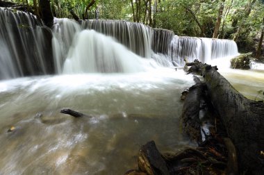 Tayland ormanlarında taşlı güzel bir şelale.
