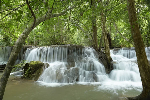 Tayland ormanlarında taşlı güzel bir şelale.