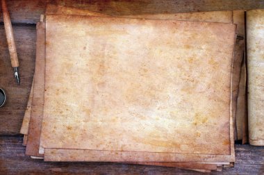 eski kağıt kalem ve mürekkep ile kahverengi ahşap doku üzerinde.