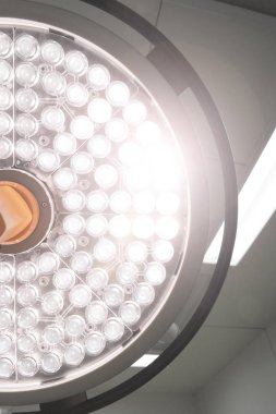 operasyon odasında cerrahi lambalar seçmeli renk tekniği ve aydınlatma sanat almak