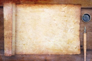 eski kağıt kalem ve mürekkep ile kahverengi ahşap doku üzerinde.