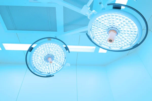 Operasyon odasında iki cerrahi lamba aydınlatma sanat ile almak ve filtre mavi