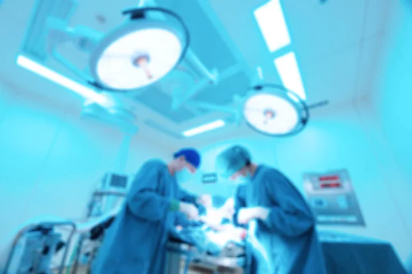Размытие Двух Ветеринарных Хирургов Операционной Возьмите Художественным Освещением Синим Фильтром — стоковое фото