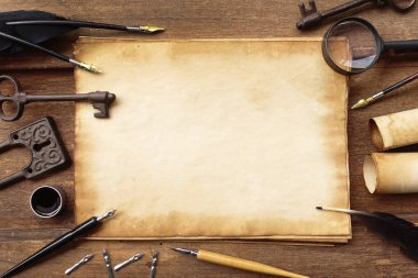 Vintage eski kağıt kümesiyle kahverengi ahşap doku tüy ve mürekkep ile yazma