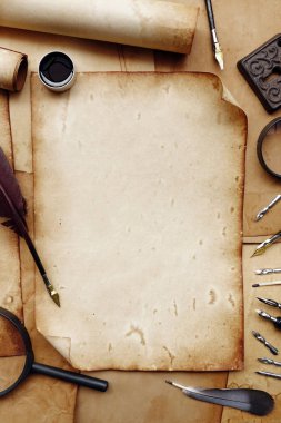 Vintage eski kağıt kümesiyle kahverengi ahşap doku tüy ve mürekkep ile yazma