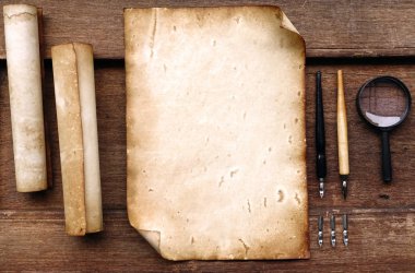 Vintage eski kağıt kümesiyle kahverengi ahşap doku tüy ve mürekkep ile yazma