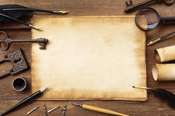 Vintage eski kağıt kümesiyle kahverengi ahşap doku tüy ve mürekkep ile yazma