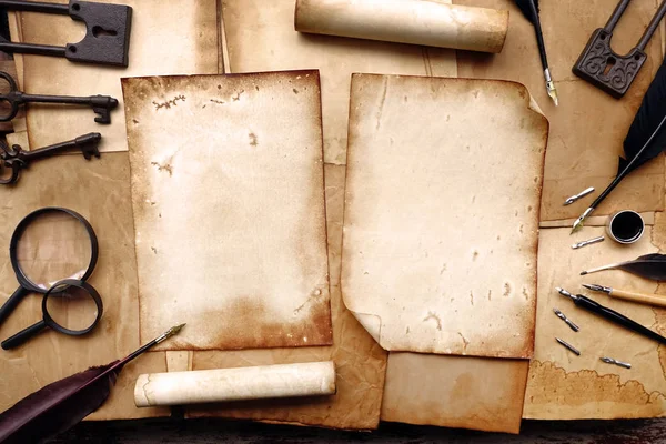 Vintage eski kağıt kümesiyle kahverengi ahşap doku tüy ve mürekkep ile yazma