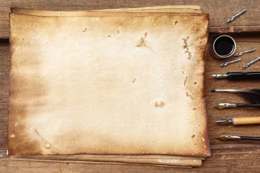 eski kağıt kalem ve mürekkep ile kahverengi ahşap doku üzerinde.