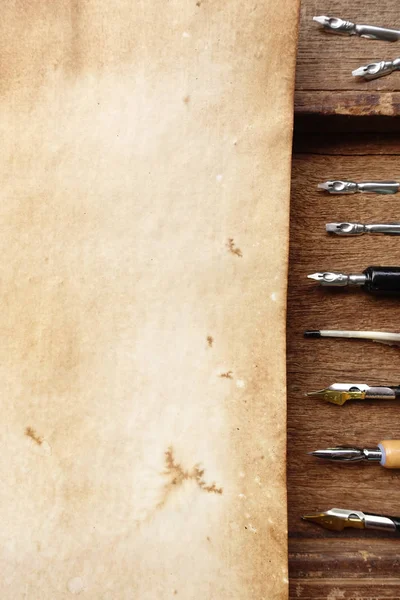 eski kağıt kalem için arka plan ile kahverengi ahşap doku üzerinde                