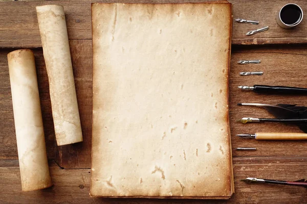 eski kağıt kalem ve mürekkep ile kahverengi ahşap doku üzerinde.