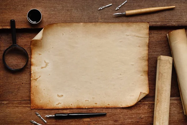 Vintage eski kağıt kümesiyle kahverengi ahşap doku tüy ve mürekkep ile yazma