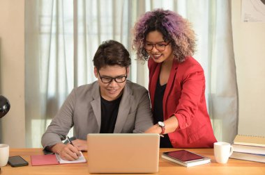 İki iş adamları konusunda konuşurken bir ofiste çalışmak.