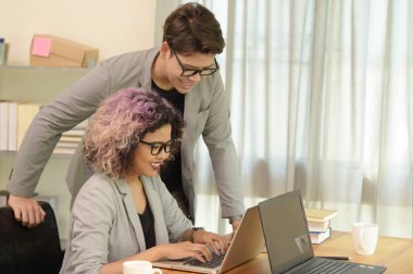 İki iş adamları konusunda konuşurken bir ofiste çalışmak.