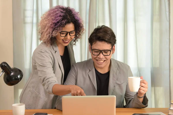 İki iş adamları konusunda konuşurken bir ofiste çalışmak.