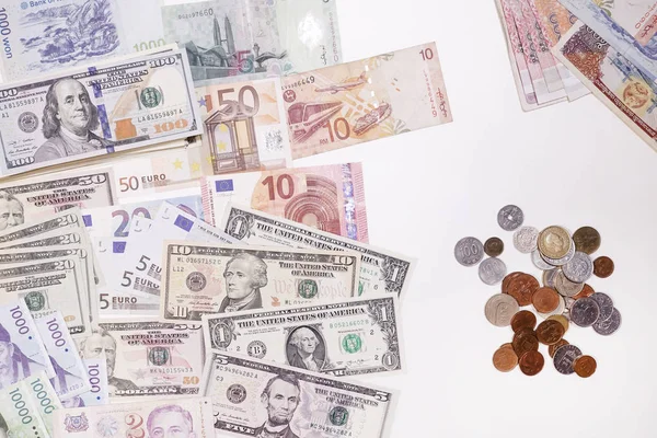 arka plan için madeni para ve banknot yakın çekim                      