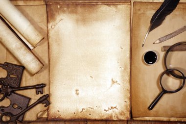 Vintage eski kağıt kümesiyle kahverengi ahşap doku tüy ve mürekkep ile yazma