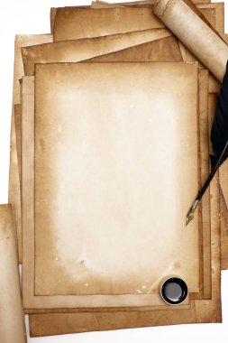 Eski kağıt üzerinde tüy ve mürekkep ile kahverengi ahşap doku.