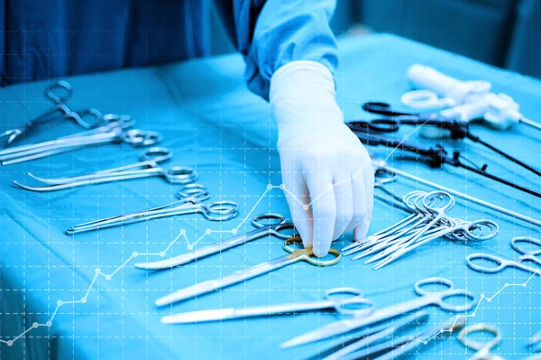 医疗网络概念 Steralized 手术器械的详细拍摄用手抓住工具与艺术照明和蓝色过滤器 — 图库照片