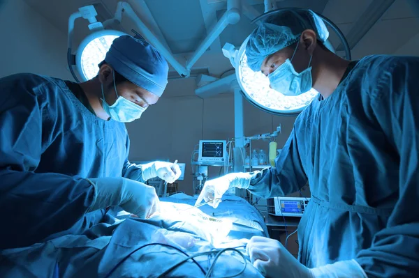 獣医外科手術室では芸術的な照明と取るし 青のフィルター — ストック写真
