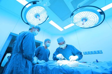 Veteriner Cerrahi operasyon odasında grup aydınlatma sanat ile almak ve filtre mavi