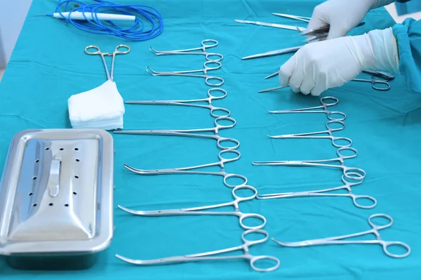 Детальный Снимок Стерилизованных Хирургических Инструментов Помощью Руки Захвата Инструмента Взять — стоковое фото