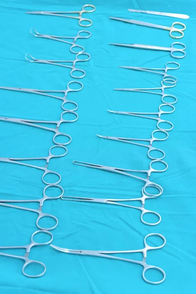 Detail Steralized Chirurgické Nástroje Rukou Popadl Nástroj Umění Osvětlení Modrý — Stock fotografie