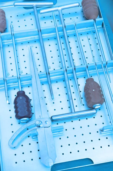 细节镜头 Steralized 的手术器械用手抓取工具带艺术照明和蓝色的筛选器 — 图库照片