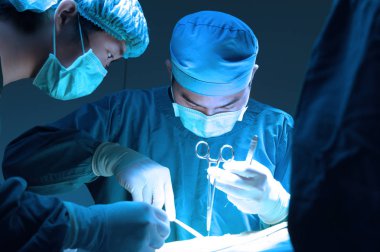 iki veteriner Cerrahi operasyon odasında aydınlatma sanat ile almak ve filtre mavi