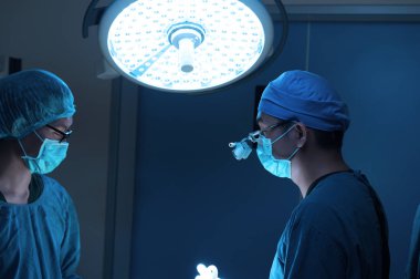 iki veteriner Cerrahi operasyon odasında aydınlatma sanat ile almak ve filtre mavi