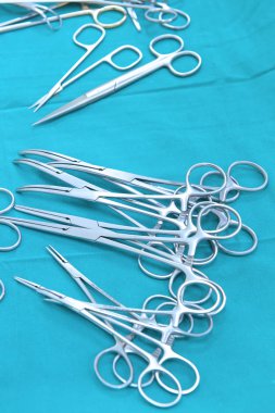 Ayrıntı atış steralized cerrahi aletlerin bir el bir araç kapma ile aydınlatma sanat ile almak ve filtre mavi