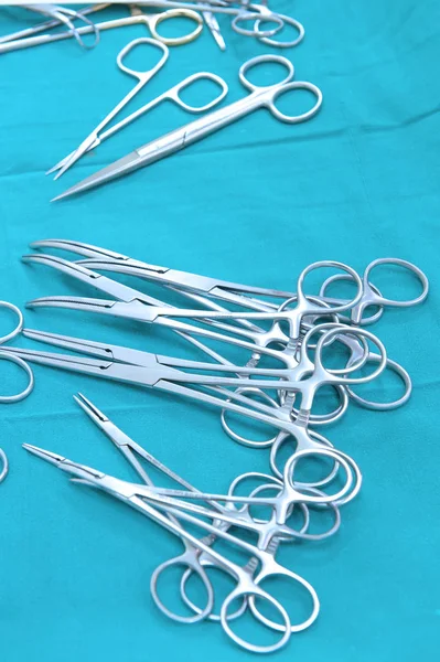 Vue Détaillée Des Instruments Chirurgicaux Stérilisés Avec Une Main Saisissant — Photo