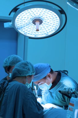 Veteriner Cerrahi operasyon odasında grup aydınlatma sanat ile almak ve filtre mavi