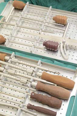 Sterilize edilmiş cerrahi aletlerin detaylı görüntüsü.