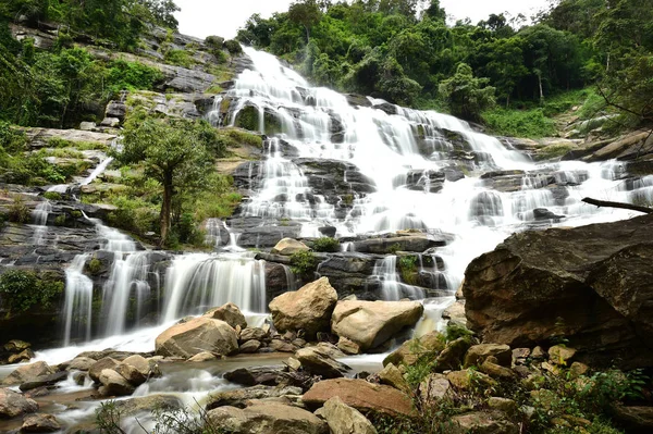 Hermosa Cascada Con Piedras Bosque Tailandia — Foto de Stock