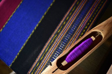 Geleneksel Tay tarzında kumaş dokuma için ahşap yerel ekipman mor iplik ile biriktirme, yakın çekim