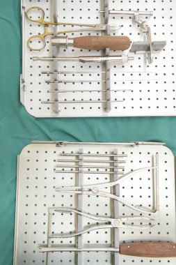 Sterilize edilmiş cerrahi aletlerin detaylı görüntüsü.