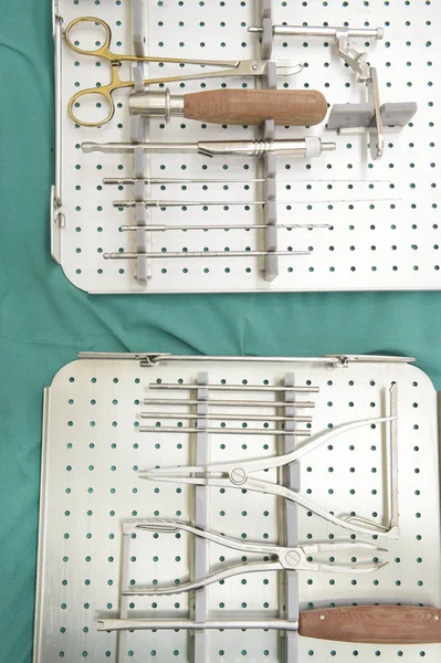 Detalhe Tiro Instrumentos Cirurgia Esterilizados Com Uma Mão Agarrando Uma — Fotografia de Stock