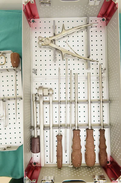 Dettaglio Scatto Strumenti Chirurgici Sterizzati Con Una Mano Che Afferra — Foto Stock