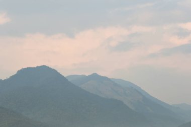 Manzara deniz sis, dağlar, Tayland