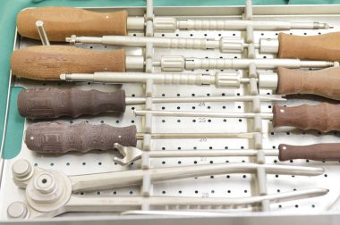 Sterilize edilmiş cerrahi aletlerin detaylı görüntüsü.