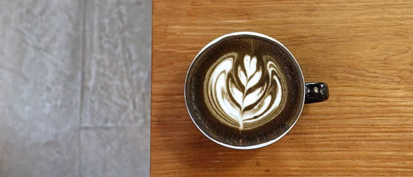 Eine Tasse Latte Art Kaffee Auf Hölzernem Hintergrund — Stockfoto