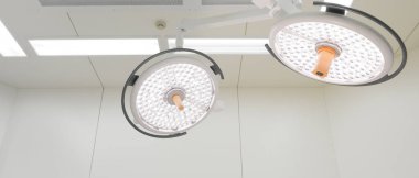 operasyon odasında iki ameliyat lambaları 